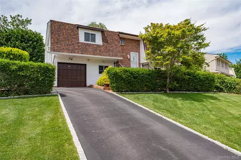 4 Bowman Ln, Kings Park, NY 11754