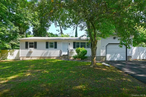 195 Mohawk St, Ronkonkoma, NY 11779