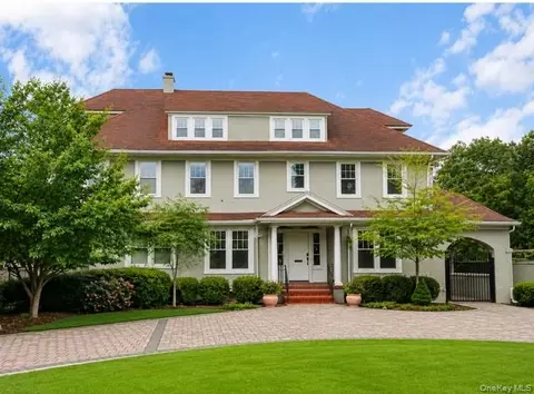 44 S Montgomery Ave, Bay Shore, NY 11706