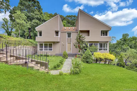4 Verity Ln, North Hempstead, NY 11576
