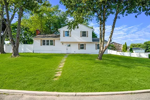 18 Joyce Dr, Riverhead, NY 11901