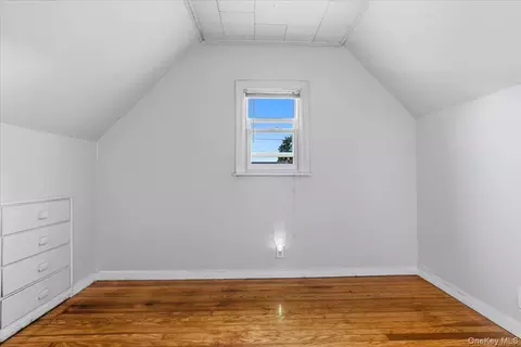 Bedroom - 181 Beech St, Valley Stream, NY 11580 photo 3 of 4