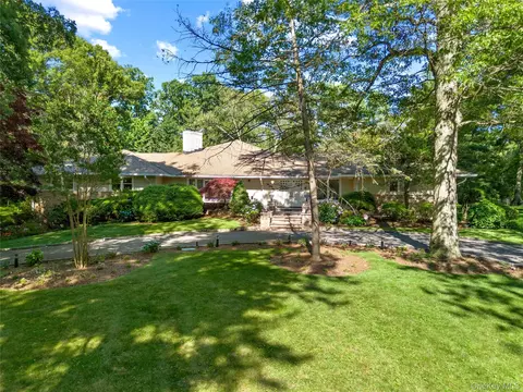249 Glen Cove Rd, North Hempstead, NY 11568