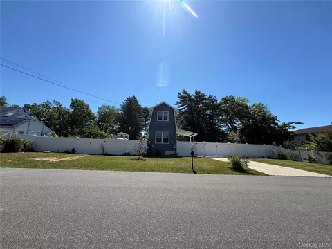 15 Saint Johns Pl, West Babylon, NY 11704
