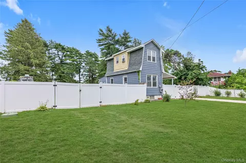 15 Saint Johns Pl, West Babylon, NY 11704