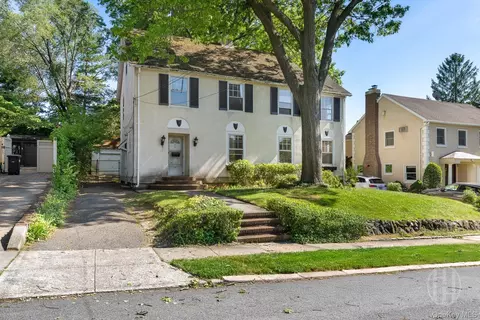 12 Carolina Rd, Douglaston, NY 11362
