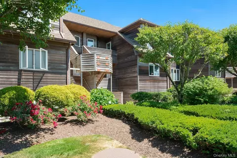 215 Fox Hill Dr, Calverton, NY 11933