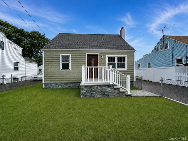 541 N Indiana Ave, Lindenhurst, NY 11757