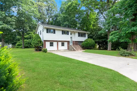 39 Wolfhollow Rd, Centereach, NY 11720
