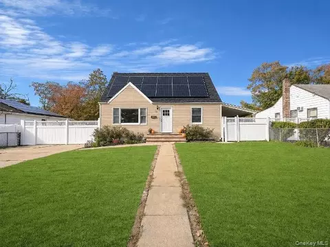 14 Sylvan St, Bay Shore, NY 11706