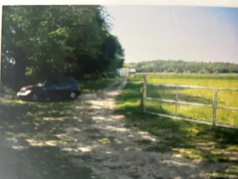 4042 Sound Ave, Riverhead, NY 11901