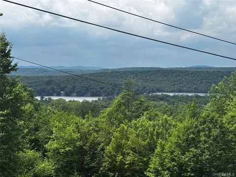 560 Oscawana Lake Rd, Putnam Valley, NY 10579