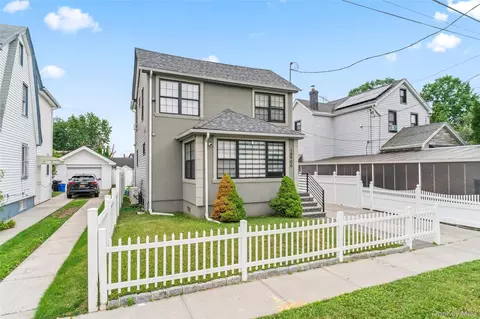 18906 122nd Ave, Saint Albans, NY 11413
