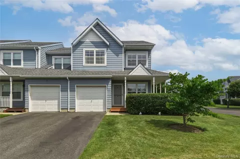 9 Shady Ln, Central Islip, NY 11722