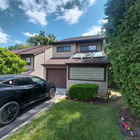 12 The Glen Ln #12, Oyster Bay, NY 11545