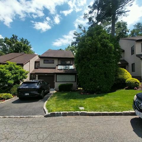 12 The Glen Ln #12, Oyster Bay, NY 11545