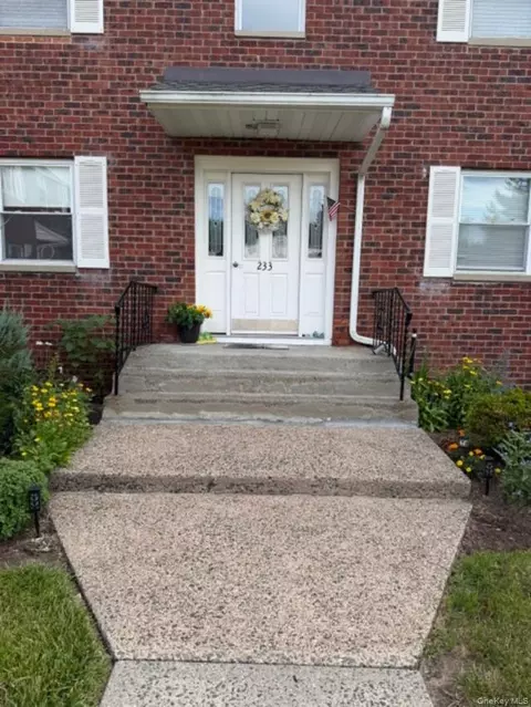 233 N Middletown Rd #D, Orangetown, NY 10965