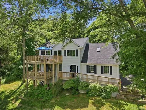 15 Meadow Dr, Red Hook, NY 12571