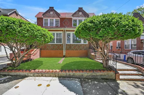 8835 Vanderveer St, New York, NY 11427