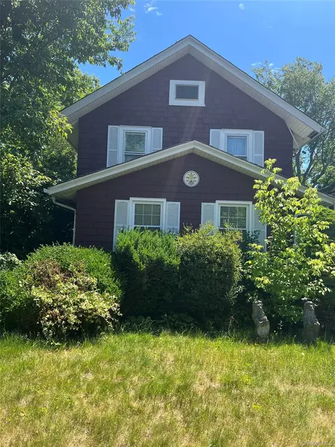 27 Wellington Pl, Amityville, NY 11701