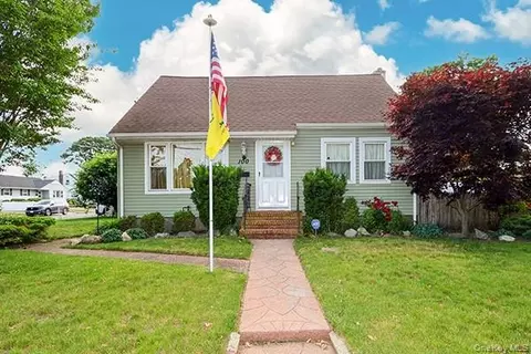 100 Laux Pl, North Bellmore, NY 11710