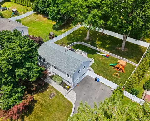 575 Babbling Brook Ln, Clarkstown, NY 10989