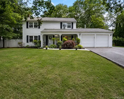 20 Spaulding Ln, Stony Brook, NY 11790