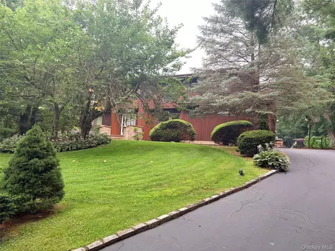 17 Calumet Dr, Dix Hills, NY 11746