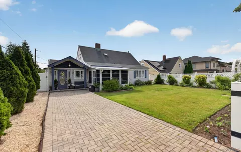 5 Long Ln, Hempstead, NY 11758