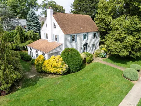 68 Oxford Rd, Rockville Centre, NY 11570