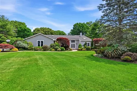 4 Laurelwood Ct, Dix Hills, NY 11746