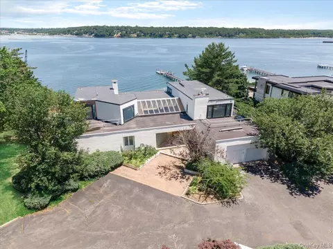 2 Todd Dr, North Hempstead, NY 11050