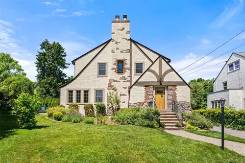 10 Cambridge Ct, Larchmont, NY 10538