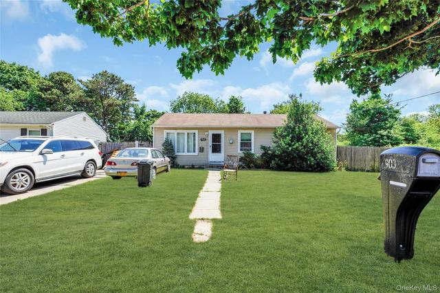 903 Provost Ave, Bellport, NY 11713