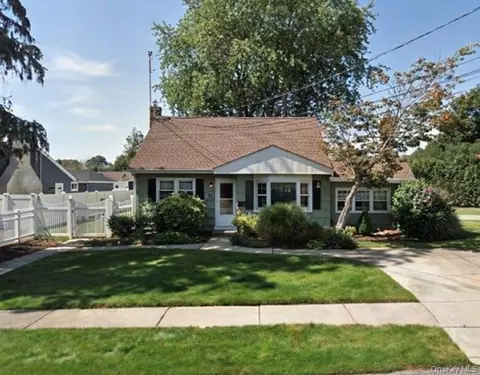 18 E Bay Dr, West Islip, NY 11795