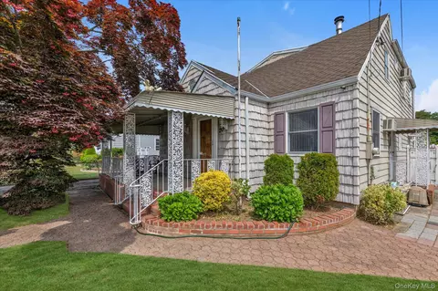 20 Francine Dr N, Massapequa, NY 11758