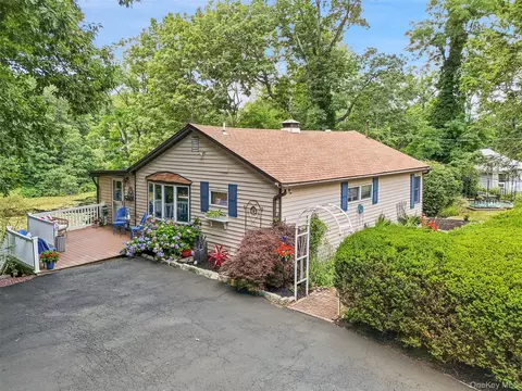 18 Sylvan Rd, Lake Peekskill, NY 10537
