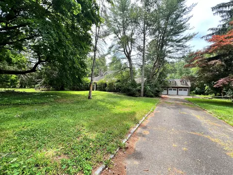 7 Locust Ln, Glen Head, NY 11545