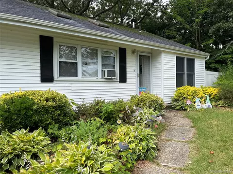 7 Squires Ave, Port Jefferson Station, NY 11776