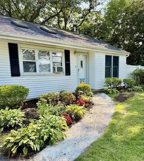 7 Squires Ave, Port Jefferson Station, NY 11776