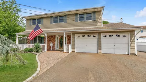 7 Freedom Ct, Babylon, NY 11702