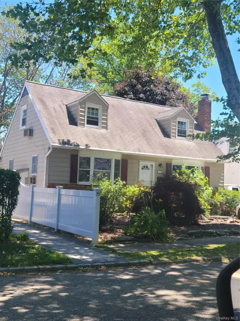 424 6th St, East Northport, NY 11731