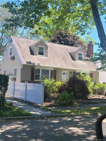 424 6th St, East Northport, NY 11731