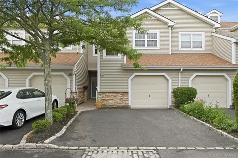 87 Carriage Ln #236, Plainview, NY 11803
