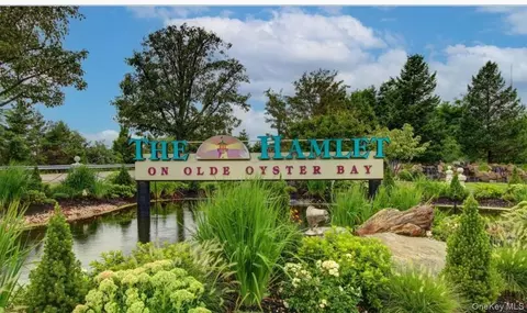 87 Carriage Ln #236, Plainview, NY 11803