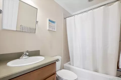 Bath - 225 Waterside Close, Peekskill, NY 10566 photo 4 of 4