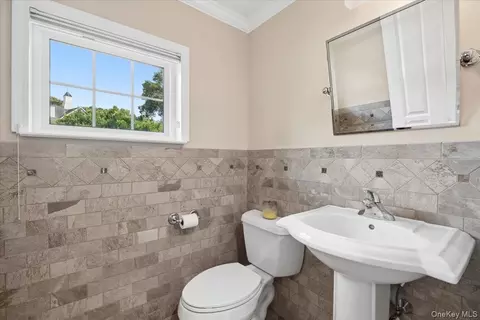 Bath - 225 Waterside Close, Peekskill, NY 10566 photo 1 of 4