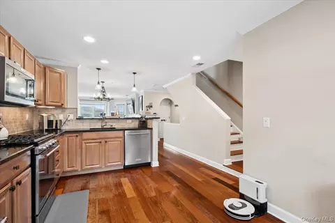 Entry Way - 225 Waterside Close, Peekskill, NY 10566 photo 2 of 3