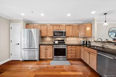 Kitchen - 225 Waterside Close, Peekskill, NY 10566 photo 2 of 2