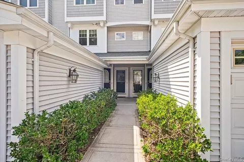 Entry Way - 225 Waterside Close, Peekskill, NY 10566 photo 1 of 3